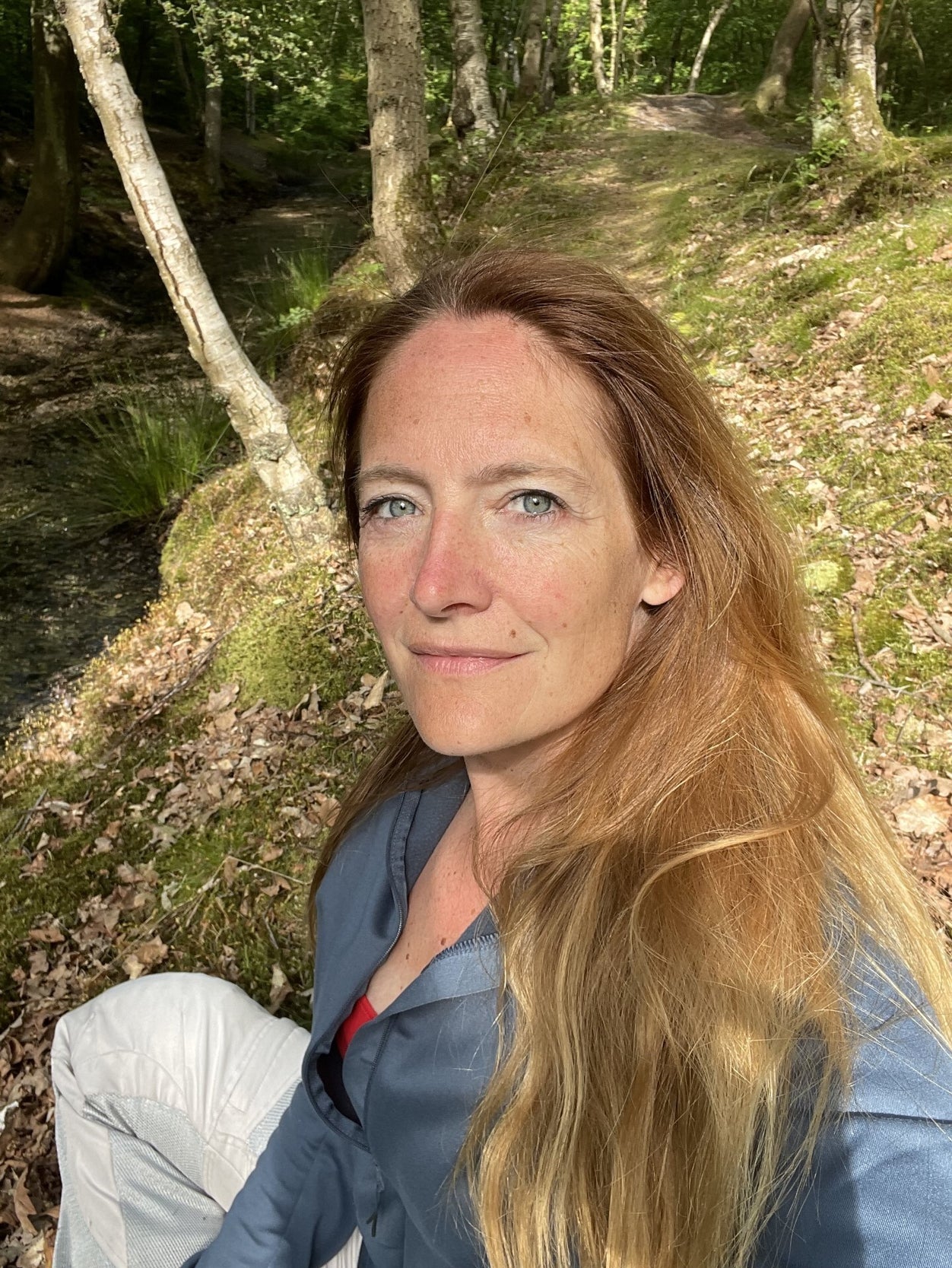 Portret van Tanya Greene in een bosrijke omgeving